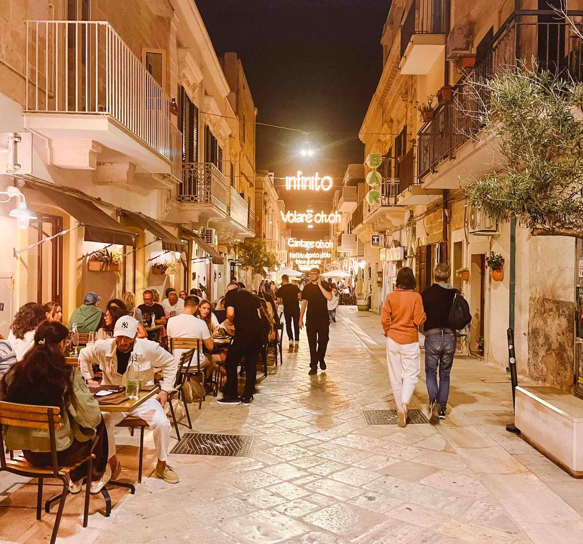 Gaten Via Roma i Polignano a Mare