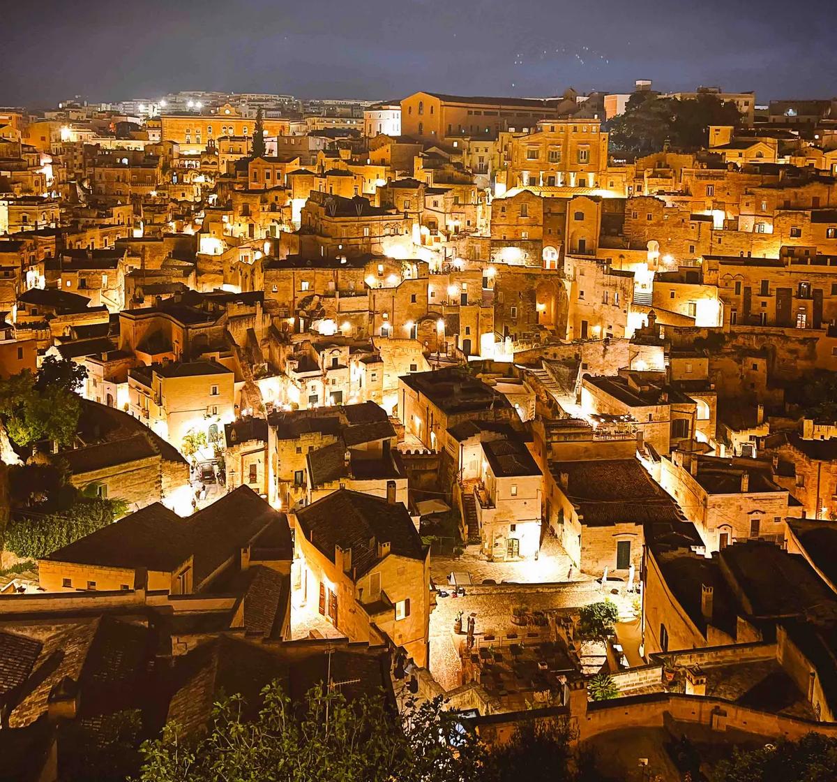 Matera i kveldsstemning med alle lysene