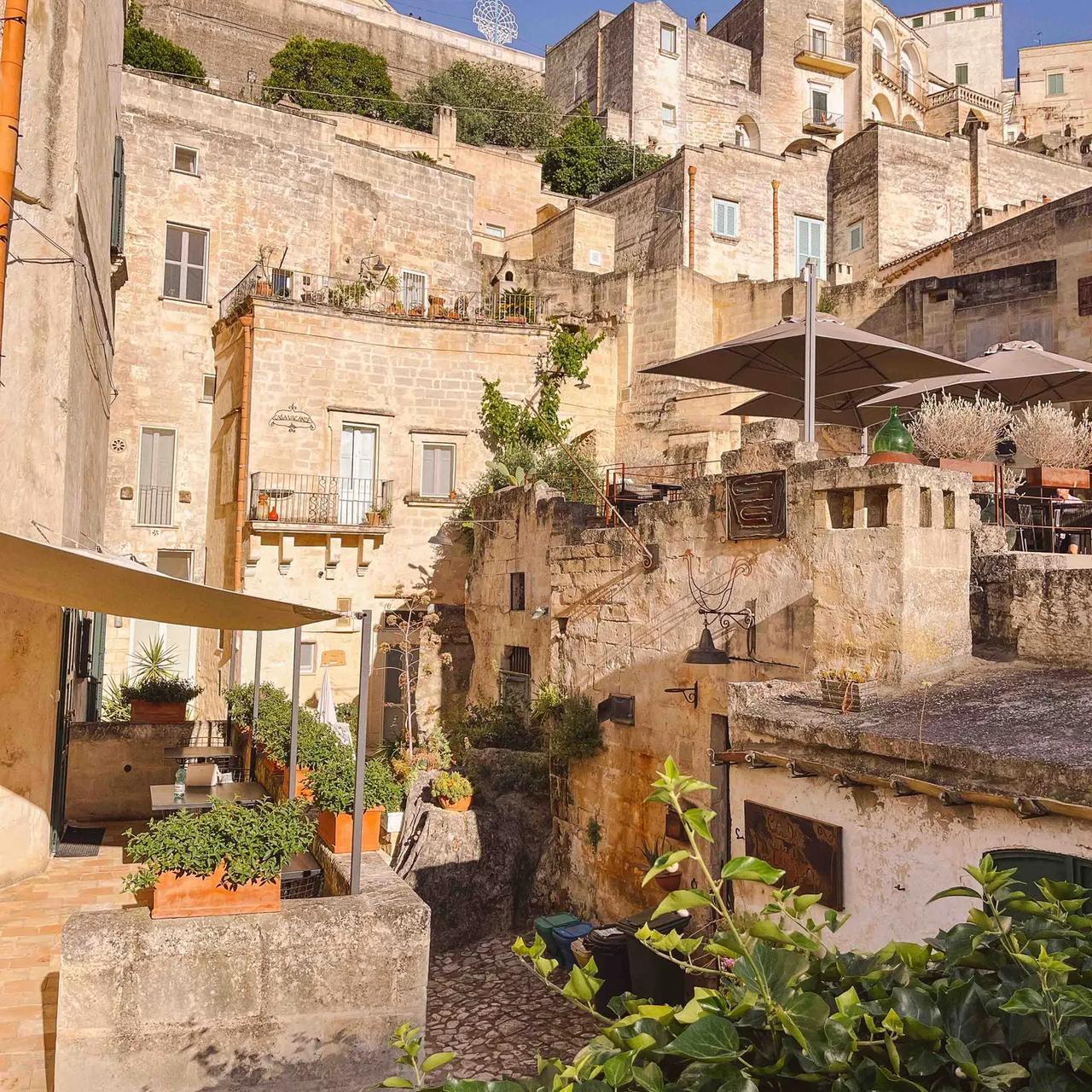 Hus i Matera liggende opp&aring; hverandre