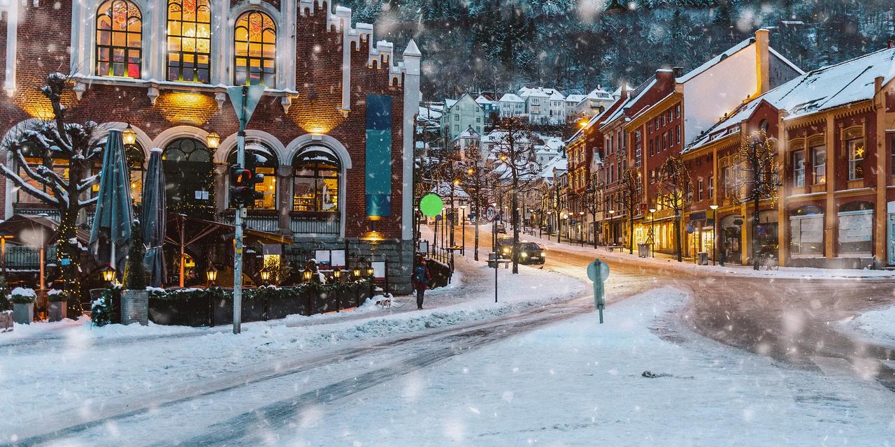bygninger i Bergen i sn&oslash;dekt landskap