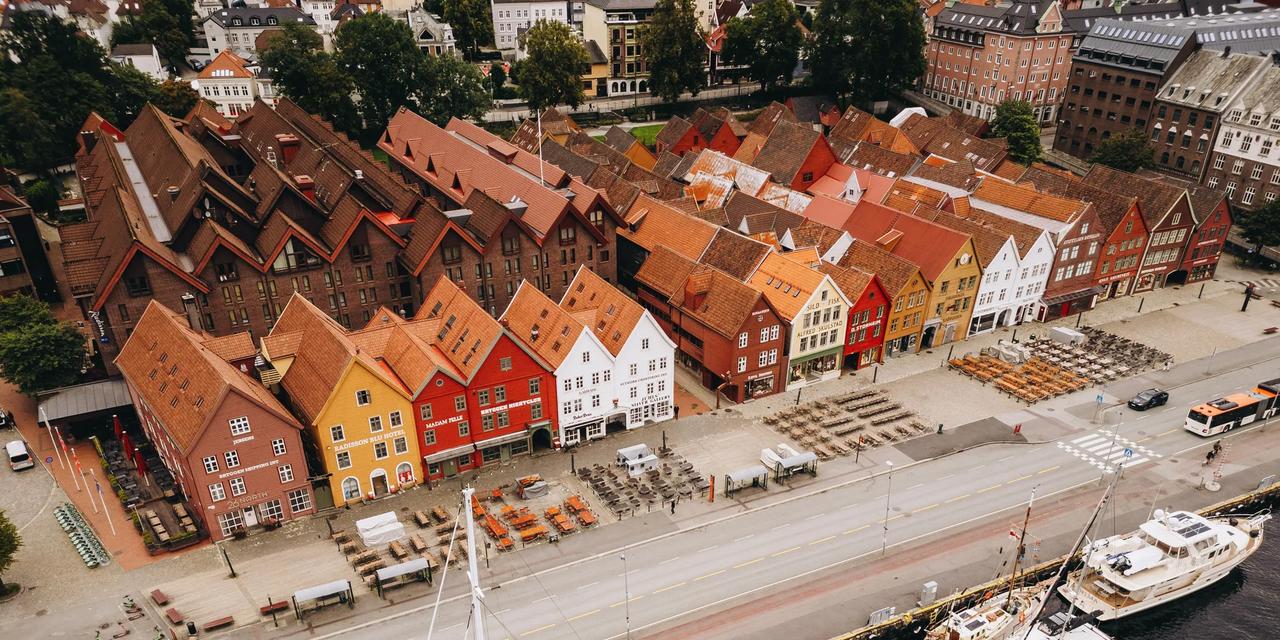 Bryggen i Bergen sett ovenfra, med de fargerike trehusene langs kaien og b&aring;ter i V&aring;gen.