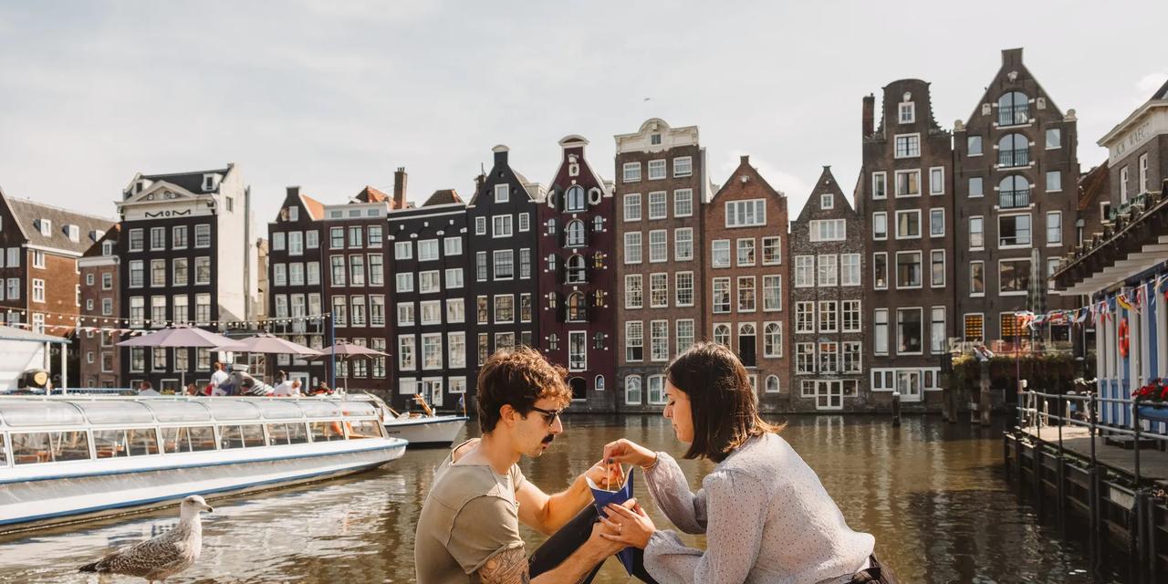 et par deler pommes frites ved kanalene i amsterdam