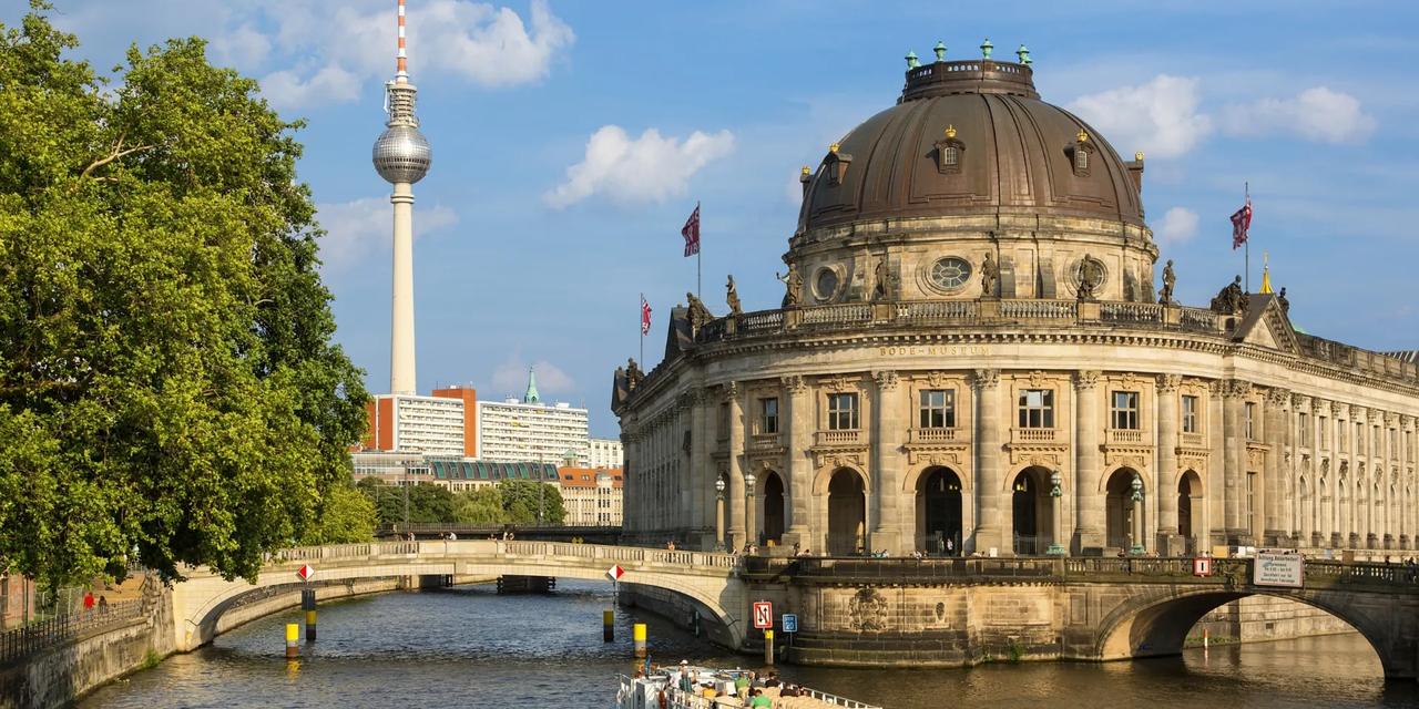 museer i Berlin med elven Spree og Tv-t&aring;rn i bakgrunnen