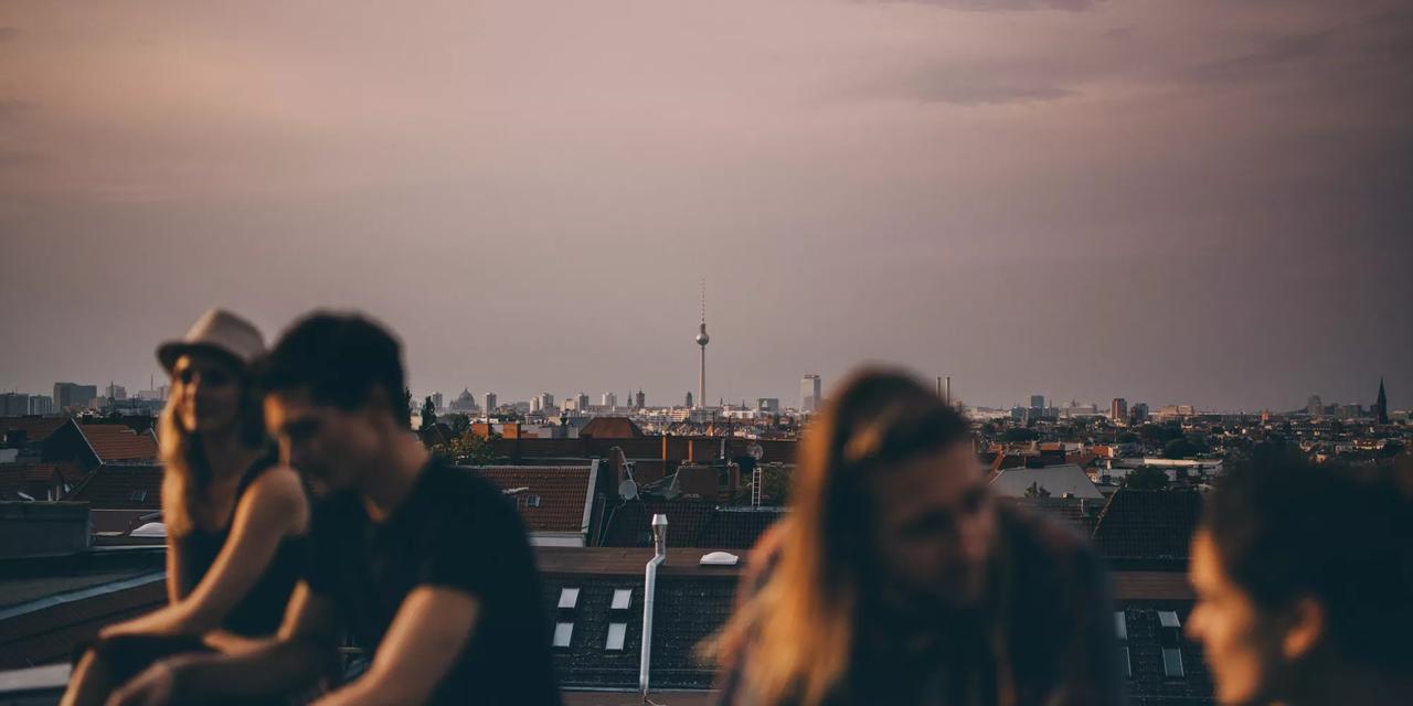 venner p&aring; takterasse i Berlin