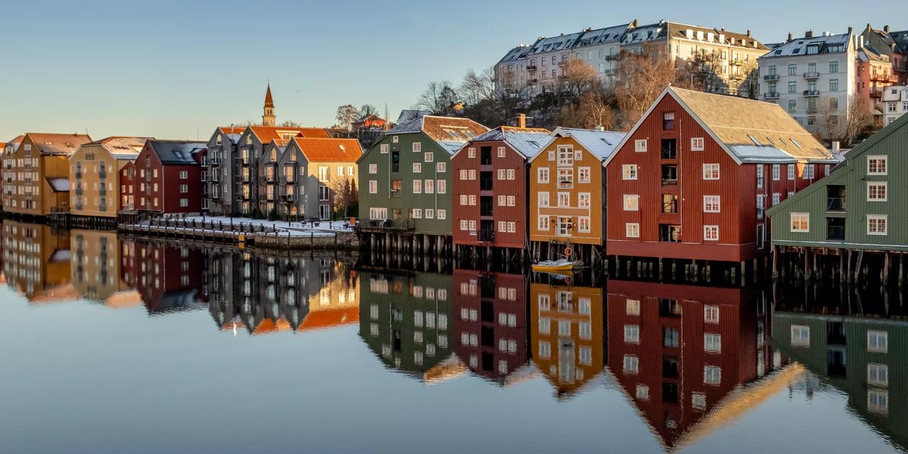 gamle hus langs nidelven i trondheim i sn&oslash;landskap